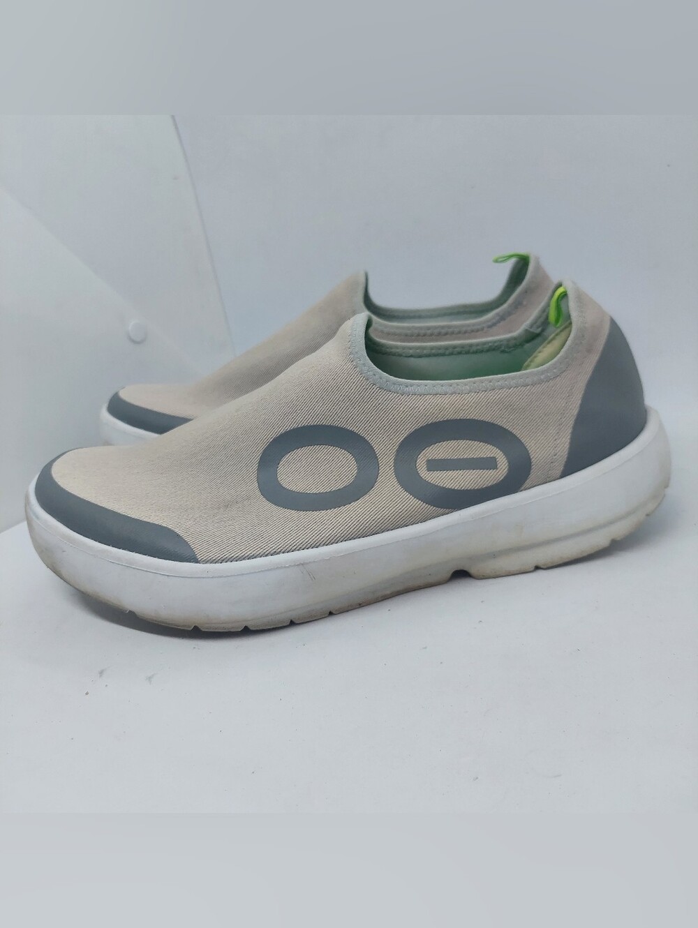 Oofos OOmg EeZee Comfort Recovery Slip On Shoes Mens Sz 9 Gray White Low Casual